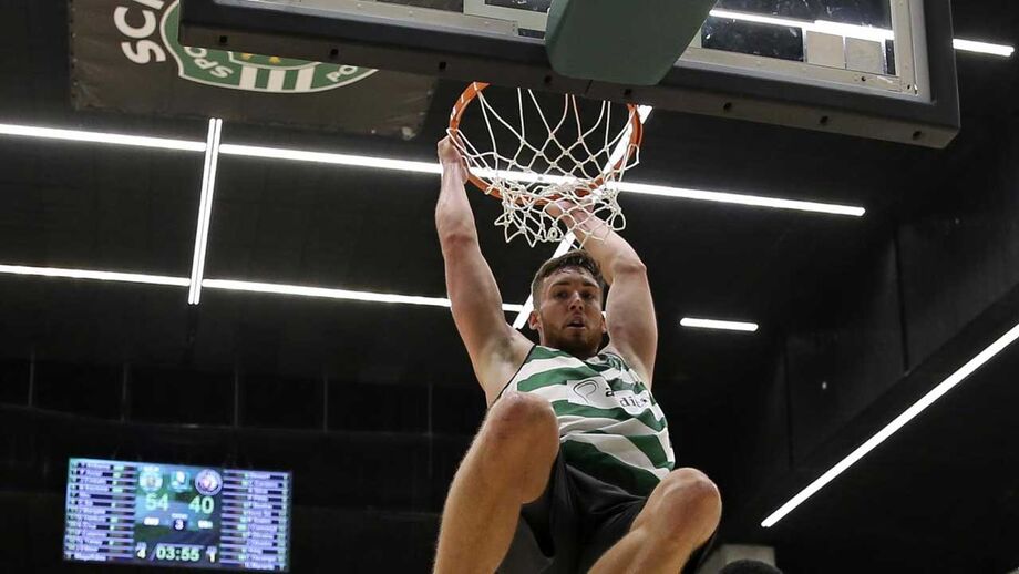 Sporting regressa ao basquetebol com vitória por números 'obscenos'