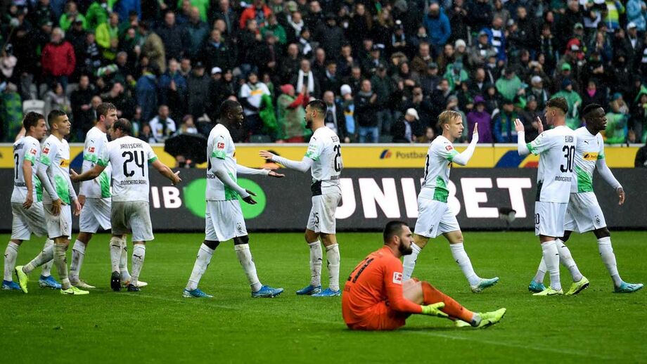 Mönchengladbach goleia Augsburgo e isola-se na liderança da Bundesliga