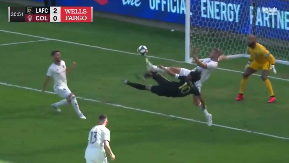Imparável: Carlos Vela faz hat-trick e pelo meio... marca de 'bicicleta'