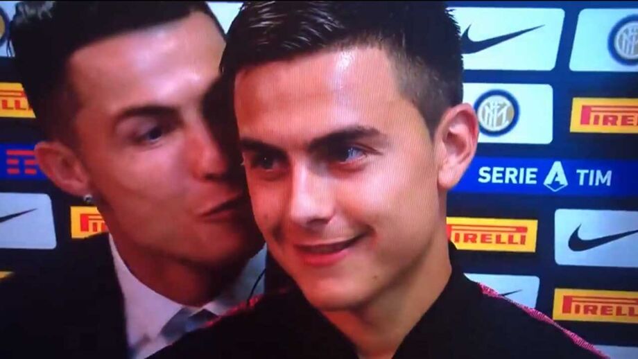 Cristiano Ronaldo passou pela zona mista e deu um beijo a Dybala