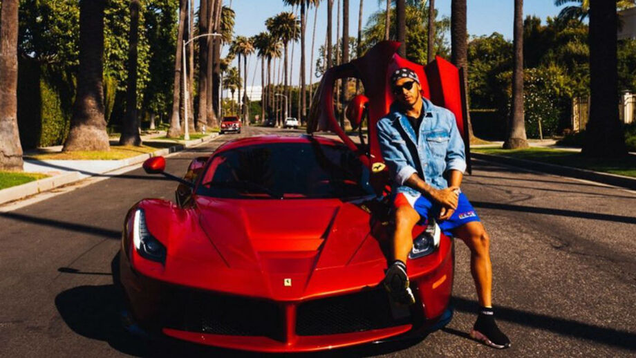 Hamilton exibe-se num Ferrari e já há quem fale na transferência do ano