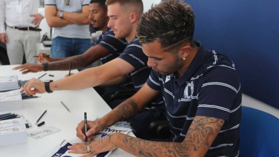 Famalicão promove sessão de autógrafos