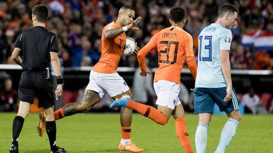 Reviravolta dá vitória à Holanda com bis de Depay