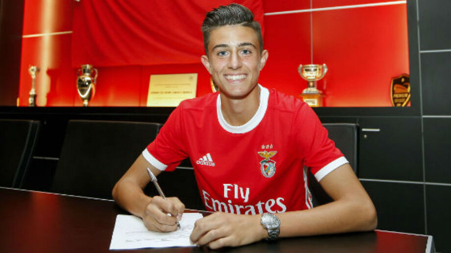 Benfica segura jovem central da formação