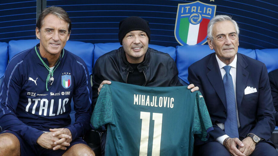 Mihajlovic foi visita surpresa no treino da seleção italiana e recebeu camisola 11