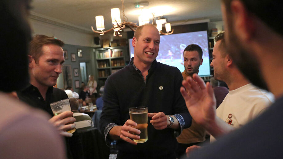 Frank Lampard e príncipe William surpreenderam adeptos ingleses num pub