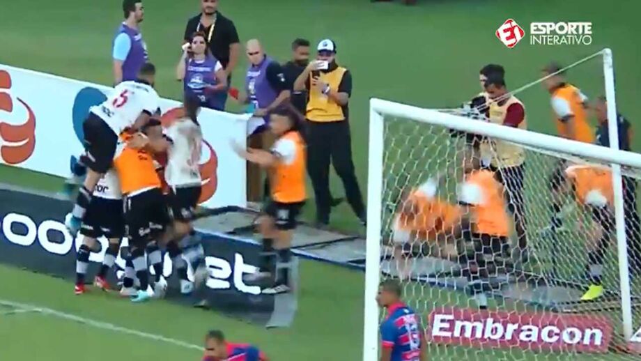 Bruno César (ex-Benfica e Sporting) com queda caricata nas celebrações do Vasco da Gama