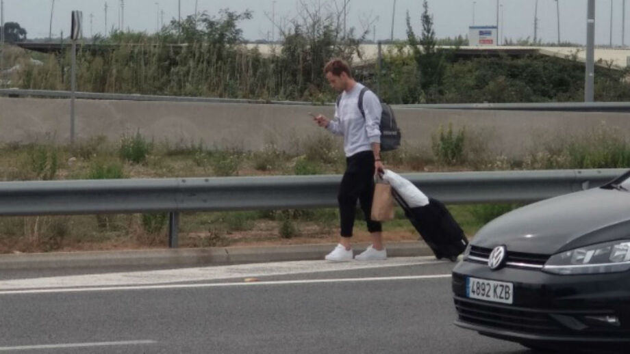 Rakitic é 'vítima' dos protestos no El Prat e acaba na rua com mochila e mala às costas