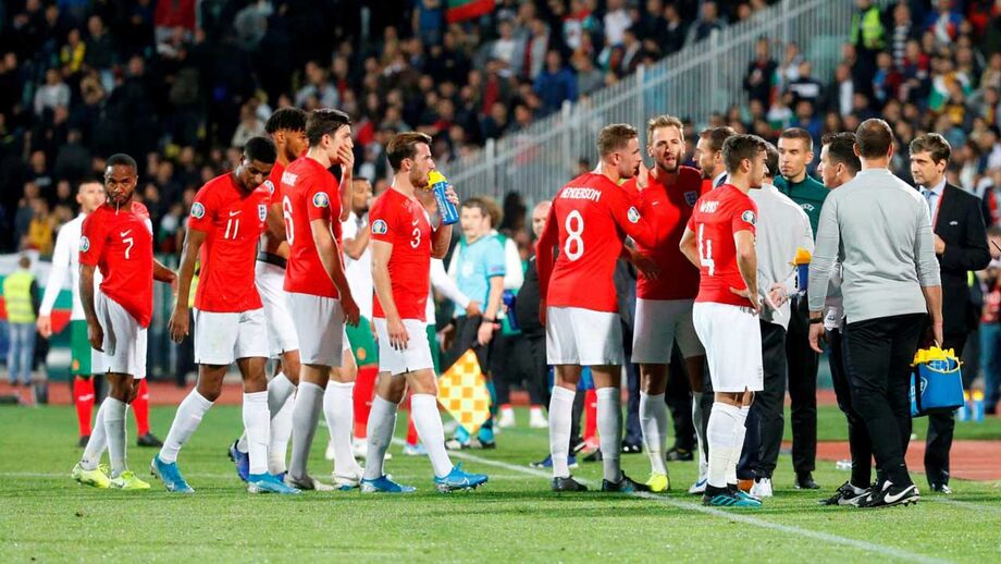Bulgária-Inglaterra interrompido devido a insultos racistas dos adeptos locais