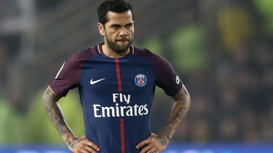 Dani Alves: «Em Paris são racistas para c...»