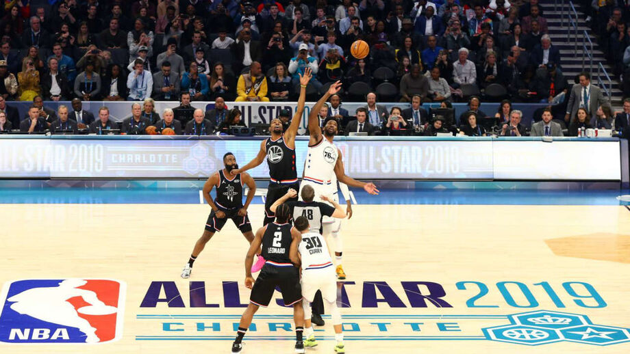 Dormir em aviões ou confiar nas camas de hotéis: a estratégia da NBA para contornar