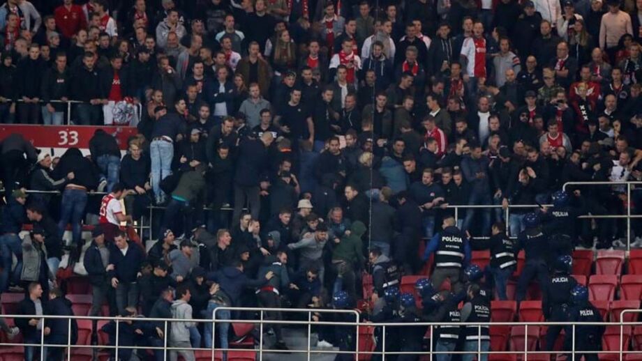 Adeptos do Ajax em Inglaterra 'fintam' castigo da UEFA