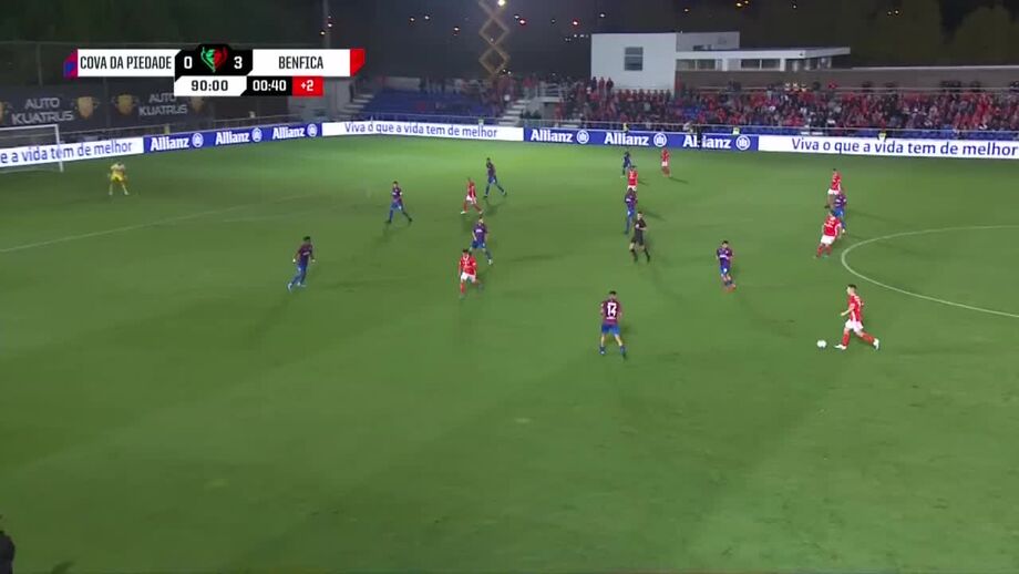 Carlos Vinícius bisou e fixou a goleada do Benfica