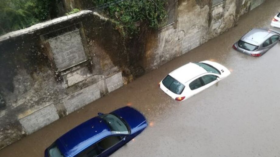 Chuva forte inunda ruas e deixa carros parcialmente submersos em Braga