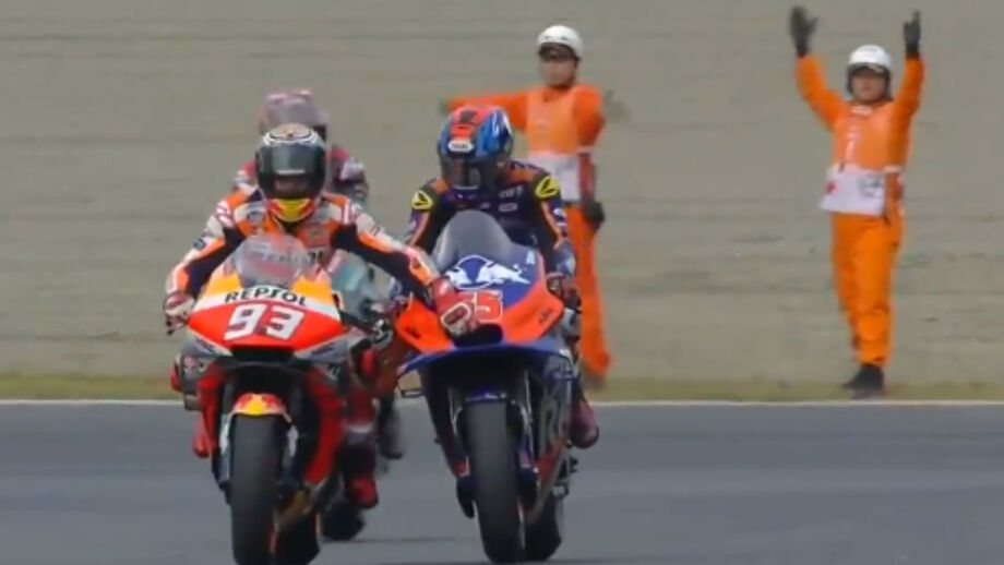 Marc Márquez ganha corrida no Japão, fica sem gasolina e acaba rebocado por um dos últimos
