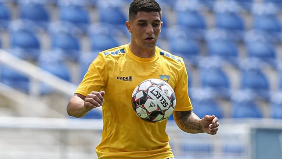Jogador do Estoril transportado para o hospital após choque em jogo com o Varzim