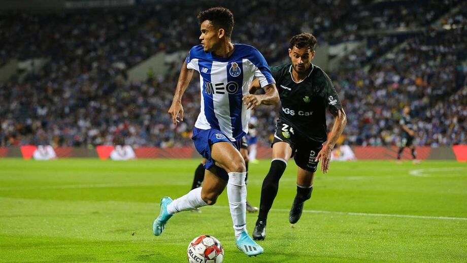 Luiz Díaz pressiona à esquerda