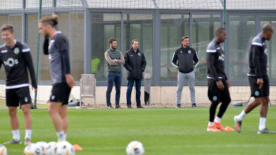 Três 'miúdos' integrados em treino sob o olhar de Varandas