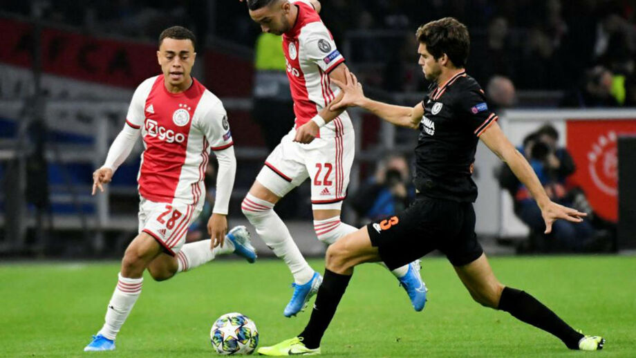 Batshuayi assina vitória do Chelsea no reduto do Ajax