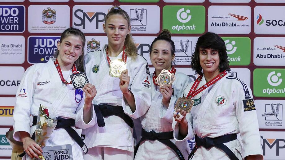 Catarina Costa (à direita) exibe o bronze ao lado do ouro de Bilodid