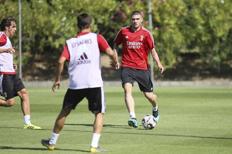 Morato: O central brasileiro chegou ao Seixal no verão e custou seis milhões de euros. Com 18 anos, é presença habitual na equipa B e na Youth League, ao lado dos sub-19. Canhoto, mostra qualidade na construção.