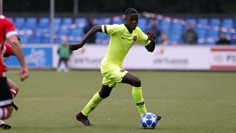 2. Comparado com Paul Pogba, médio do Manchester United, Ilaix Moriba é visto como um dos mais promissores médios da cantera culé. De tal forma, que o Barcelona colocou uma cláusula de rescisão, no jovem médio de 16 anos, no valor de 90 milhões de euros.