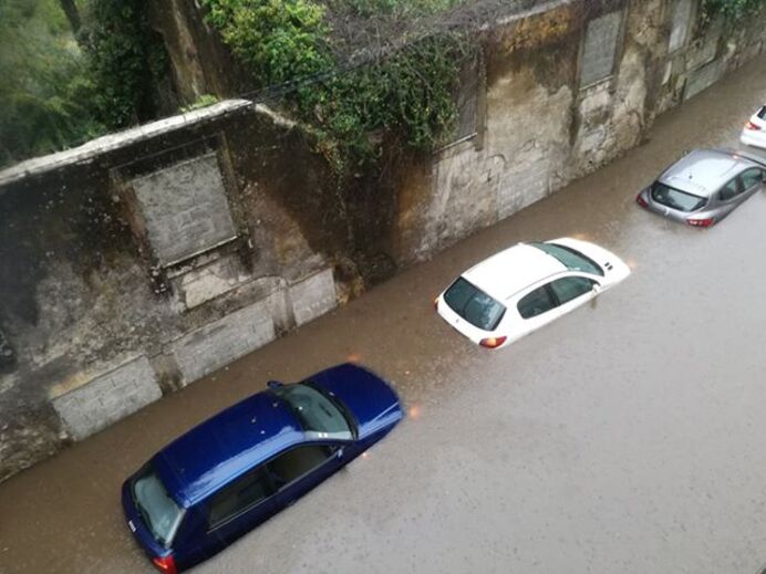 Chuva forte deixa carros parcialmente submersos em rua de Braga
