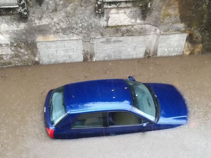 Chuva forte deixa carros parcialmente submersos em rua de Braga