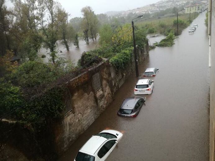 Chuva forte deixa carros parcialmente submersos em rua de Braga
