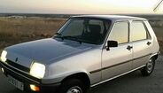 Em 1981, mal o filho tirou a carta de condução, aos 18 anos, o pai de José Mourinho ofereceu-lhe um Renault 5 cinzento. Foi o primeiro carro do The Special One para fazer todos os dias o percurso entre Setúbal e a universidade onde estava a estudar em Lisboa.