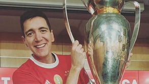 Ator da saga 'Harry Potter' levantou a taça de campeão no Estádio da Luz