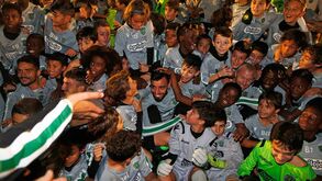 A ação surpresa do Sporting: Bruno Fernandes 'engolido' pelas crianças e Joelson com sósia