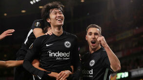 Bis de Kamada dá triunfo ao E. Frankfurt diante do Arsenal e adia decisão no grupo F