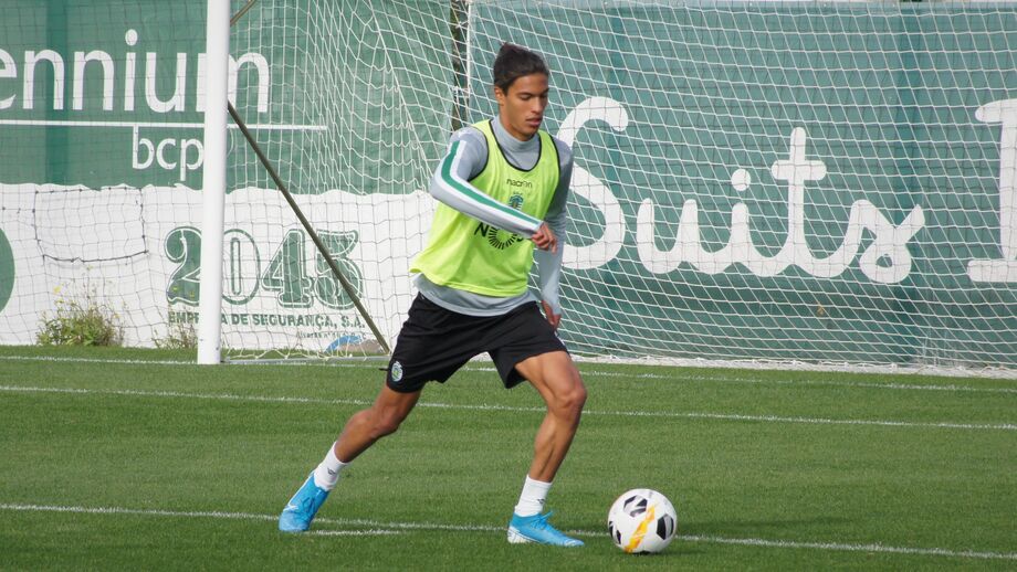 Silas promove mais uma estreia em treino com ausência de peso