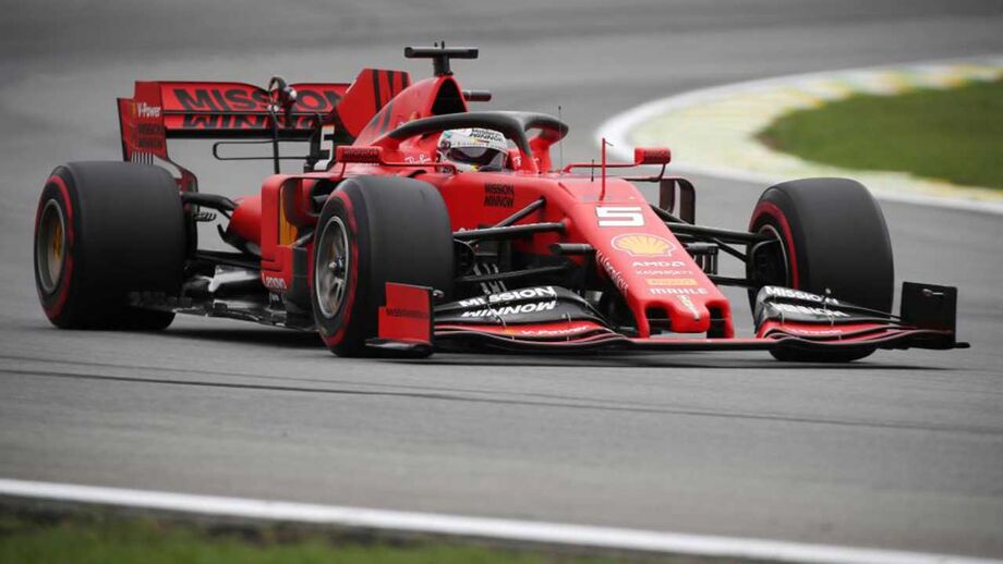 Vettel 'fintou' a chuva e foi o mais rápido no primeiro dia no Brasil