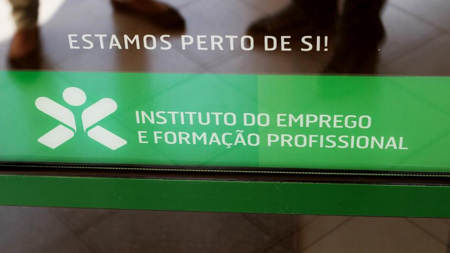 Número de desempregados registados desce para 300 mil em outubro