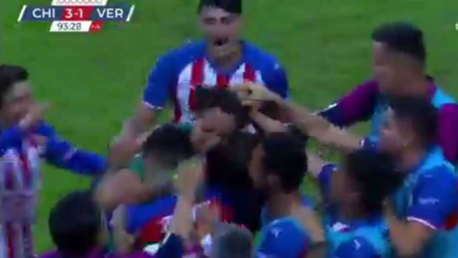 Momento do jogo chegou nos descontos: guarda-redes faz golo de baliza a baliza