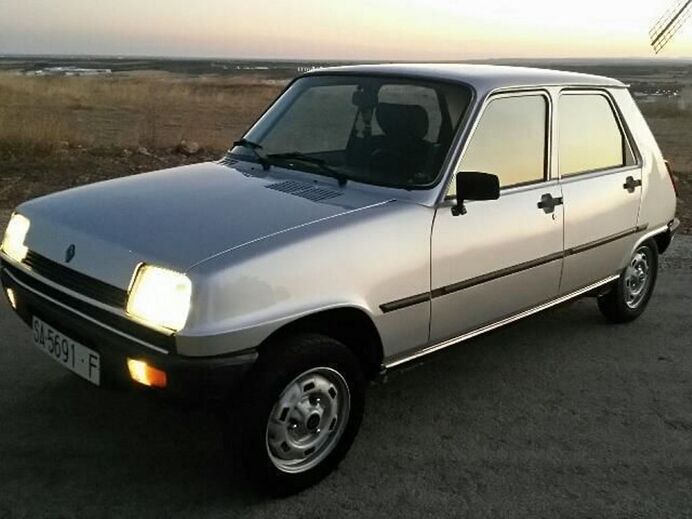 Em 1981, mal o filho tirou a carta de condução, aos 18 anos, o pai de José Mourinho ofereceu-lhe um Renault 5 cinzento. Foi o primeiro carro do The Special One para fazer todos os dias o percurso entre Setúbal e a universidade onde estava a estudar em Lisboa.