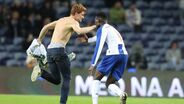 Adeptos invadem relvado do Dragão durante o FC Porto-Paços e um quase fez volta olímpica