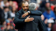 Duelo de treinadores portugueses na Premier League começou com um abraço