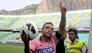 Fabrizio Miccoli - Foi condenado a três anos e meio de prisão (pena suspensa), depois de ter sido acusado de extorsão agravada, entre 2010 e 2011, quando representava os italianos do Palermo.