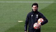Santiago Solari - Com uma carreira intrínsecamente ligada ao Real Madrid, desde as camadas jovens até à equipa principal dos merengues, naquele que foi o seu último desafio profissional. Pelos madridistas, Solari chegou a realizar 28 jogos, com uma média de dois pontos por jogo, mas não enchia as medidas dos adeptos.
