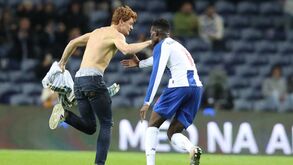 Adeptos invadem relvado do Dragão durante o FC Porto-Paços e um quase fez volta olímpica