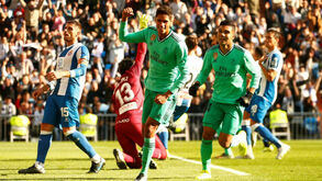 Real Madrid vence Espanyol e mantém-se no topo da tabela