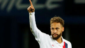 Neymar 'expulsa' Pedro Mendes, marca grande golo e manda calar os adeptos