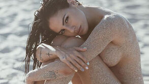 Namorada de Iannone fez sucesso com o livro 'Os chifres ficam bem com tudo' e agora arrasa na Net