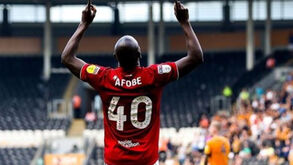 Jogador do Bristol City partilha mensagem emocionante após morte da filha de dois anos 