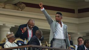 A nova vida de Samuel Eto'o: Cantor e estudante em Harvard