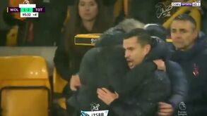 Mourinho celebrou em grande a vitória do Tottenham: saltou para o colo do adjunto e falou em bom português