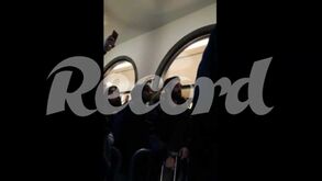 As imagens da contestação e insultos das claques à equipa do Sporting